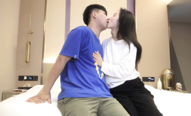 【探花小寶】嗲嗲白衣妹 高顏可愛奶音還有完美乳型 驚呼雞兒太大幹到腿軟不行--4K字幕版！